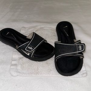 Black Nike slides (size 9/10)